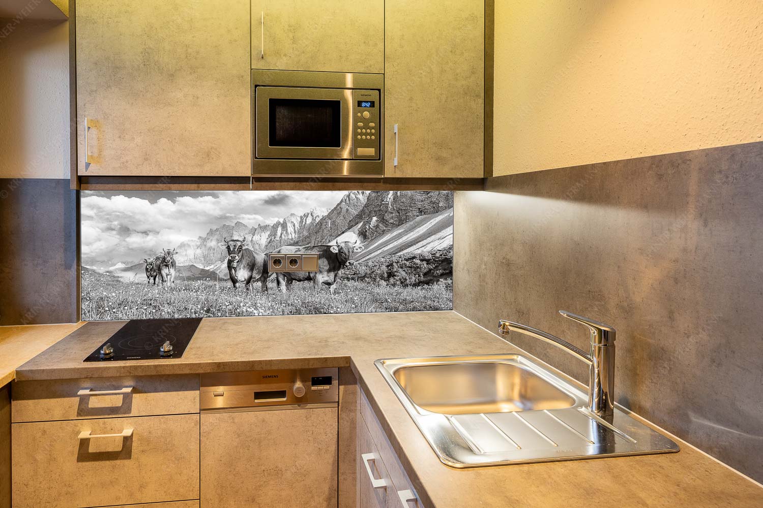 Hochalm II – Größe ca. 150x60cm, Seitenverhältnis 2,5:1 — Junge Kühe mit Laliderer im Karwendel Jungvieh am Hochalmsattel im Karwendel mit Lalidererwand im Hintergrund - Hochalm II - Größe ca. 150x60cm, Seitenverhältnis 2,5:1 - Junge Kühe mit Laliderer im Karwendel - weitere Infos unter https://www.kriner-weiermann.de