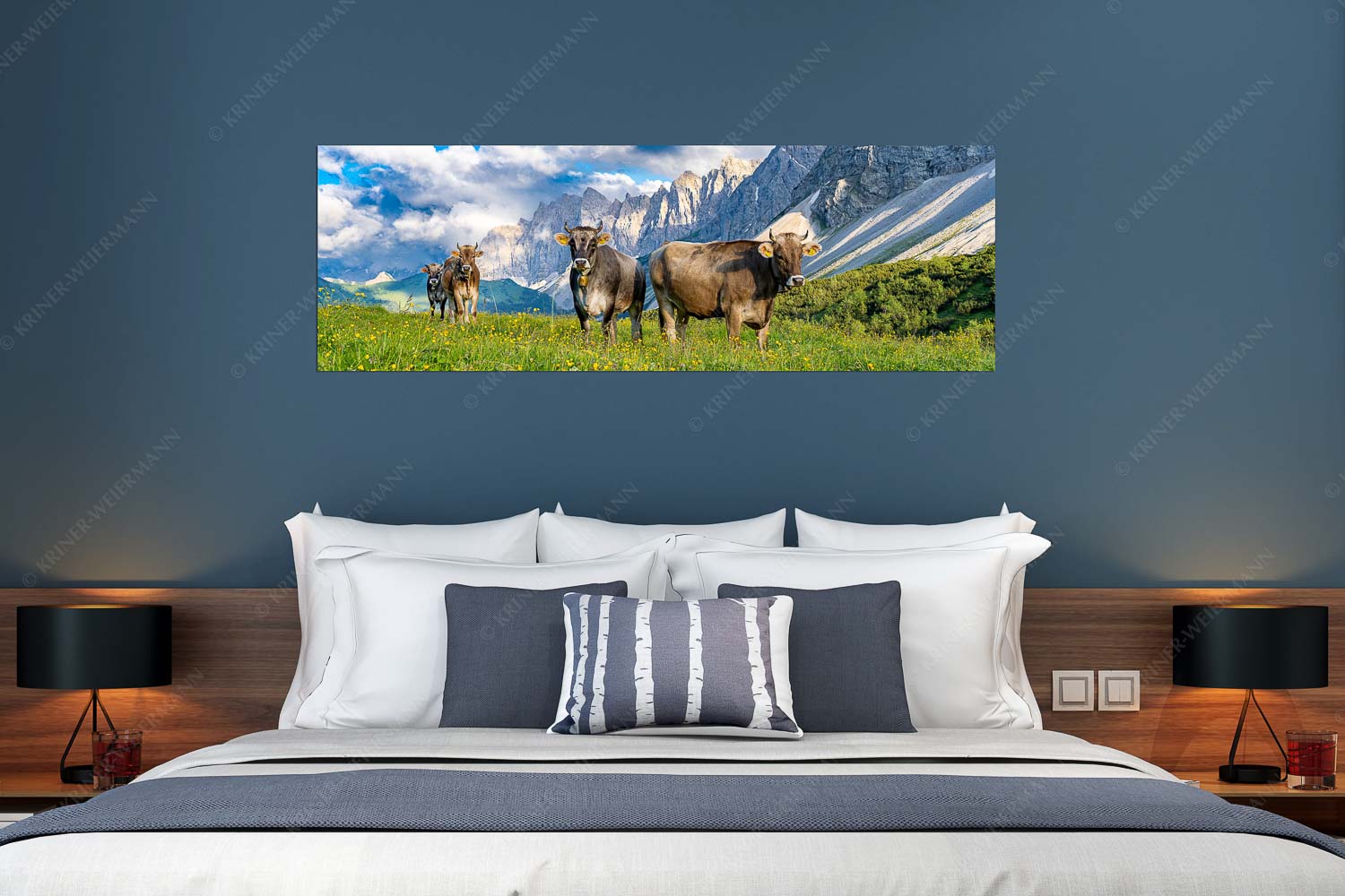 Hochalm II – Größe ca. 180x60cm, Seitenverhältnis 3:1 — Junge Kühe mit Laliderer im Karwendel Jungvieh am Hochalmsattel im Karwendel mit Lalidererwand im Hintergrund - Hochalm II - Größe ca. 180x60cm, Seitenverhältnis 3:1 - Junge Kühe mit Laliderer im Karwendel - weitere Infos unter https://www.kriner-weiermann.de