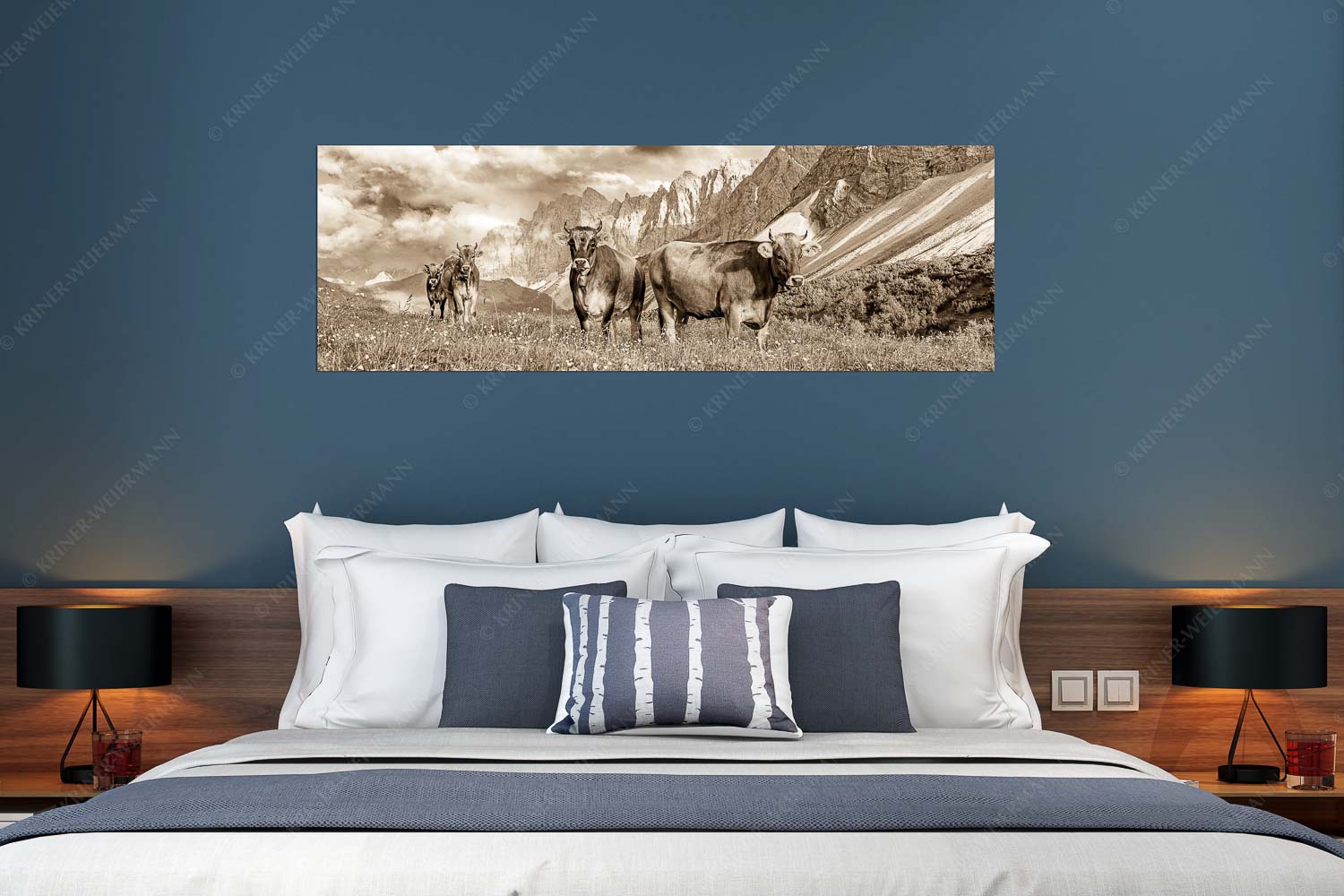 Hochalm II – Größe ca. 180x60cm, Seitenverhältnis 3:1 — Junge Kühe mit Laliderer im Karwendel Jungvieh am Hochalmsattel im Karwendel mit Lalidererwand im Hintergrund - Hochalm II - Größe ca. 180x60cm, Seitenverhältnis 3:1 - Junge Kühe mit Laliderer im Karwendel - weitere Infos unter https://www.kriner-weiermann.de