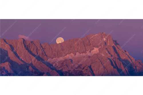 Untergehender Mond über dem Höllental mit Zugspitze und Jubiläumsgrat - Höllental - Seitenverhältnis 2,5:1 - Vollmond an der Zugspitze - weitere Infos unter https://www.kriner-weiermann.de