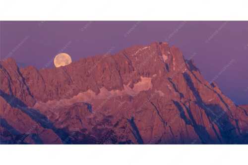 Untergehender Mond über dem Höllental mit Zugspitze und Jubiläumsgrat - Höllental - Seitenverhältnis 2:1 - Vollmond an der Zugspitze - weitere Infos unter https://www.kriner-weiermann.de