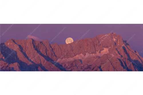 Untergehender Mond über dem Höllental mit Zugspitze und Jubiläumsgrat - Höllental - Seitenverhältnis 3:1 - Vollmond an der Zugspitze - weitere Infos unter https://www.kriner-weiermann.de