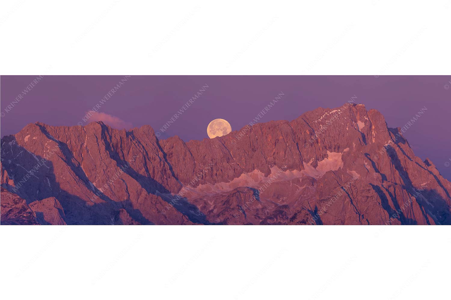 Untergehender Mond über dem Höllental mit Zugspitze und Jubiläumsgrat