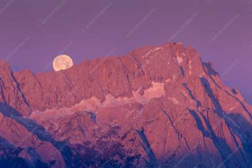 Untergehender Mond über dem Höllental mit Zugspitze und Jubiläumsgrat - Höllental - Seitenverhältnis 3:2 - Vollmond an der Zugspitze - weitere Infos unter https://www.kriner-weiermann.de