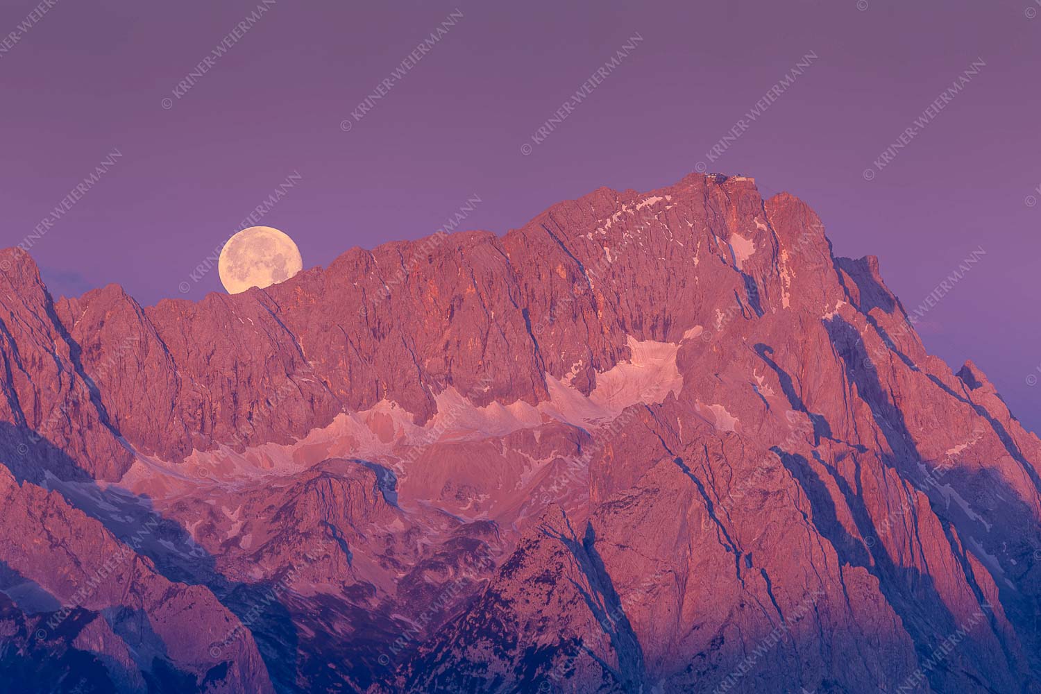 Höllental – Seitenverhältnis 3:2 — Vollmond an der Zugspitze Untergehender Mond über dem Höllental mit Zugspitze und Jubiläumsgrat