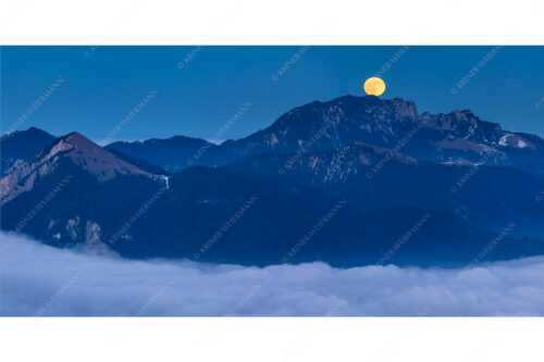 Vollmondaufgang über dem Nebelmeer und der Benediktenwand - i-Tüpferl - Seitenverhältnis 2:1 - Vollmond an Benediktenwand - weitere Infos unter https://www.kriner-weiermann.de