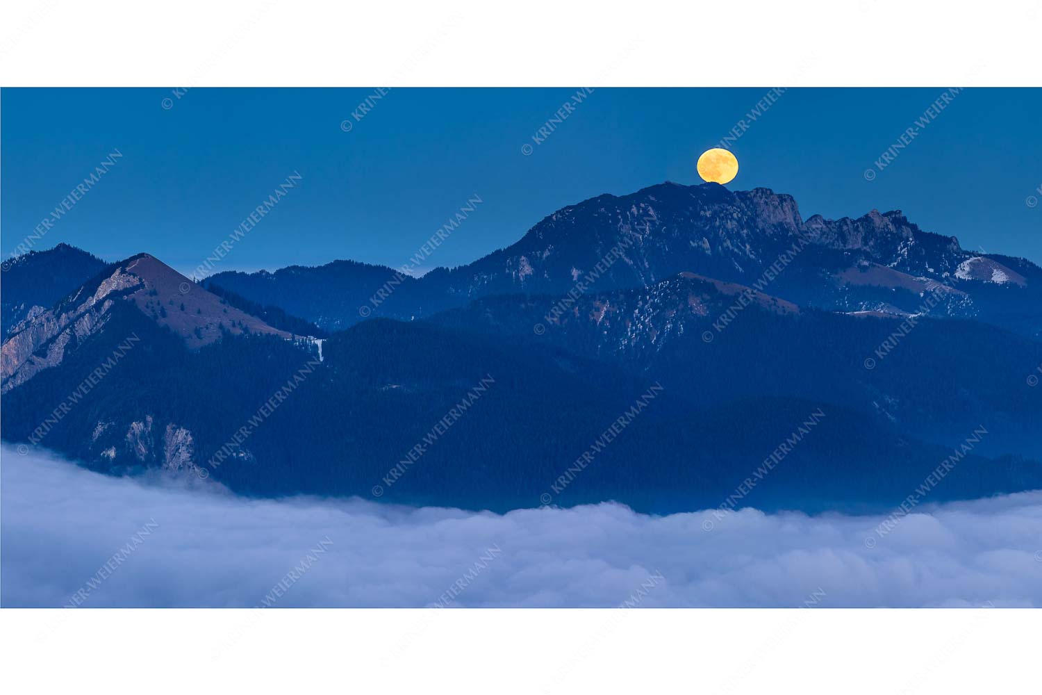 i-Tüpferl – Seitenverhältnis 2:1 — Vollmond an Benediktenwand Vollmondaufgang über dem Nebelmeer und der Benediktenwand