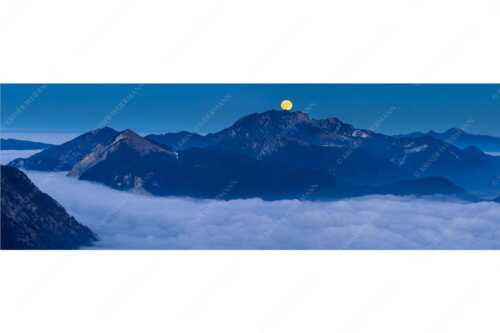 Vollmondaufgang über dem Nebelmeer und der Benediktenwand - i-Tüpferl - Seitenverhältnis 3:1 - Vollmond an Benediktenwand - weitere Infos unter https://www.kriner-weiermann.de