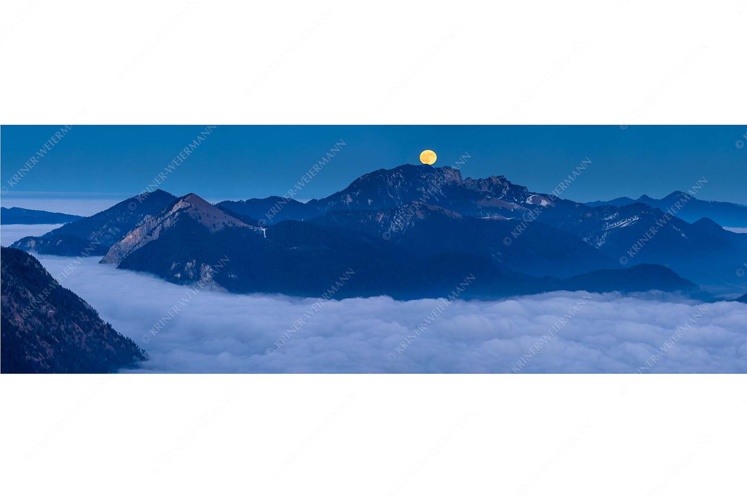 i-Tüpferl – Seitenverhältnis 3:1 — Vollmond an Benediktenwand Vollmondaufgang über dem Nebelmeer und der Benediktenwand