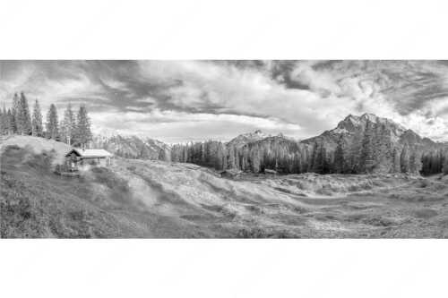 Blick über Buckelwiesen zu den Arnspitzen und zum Wetterstein - Idylischer Ausblick - Seitenverhältnis 2,5:1 - Hütte mit Buckelwiesen - weitere Infos unter https://www.kriner-weiermann.de