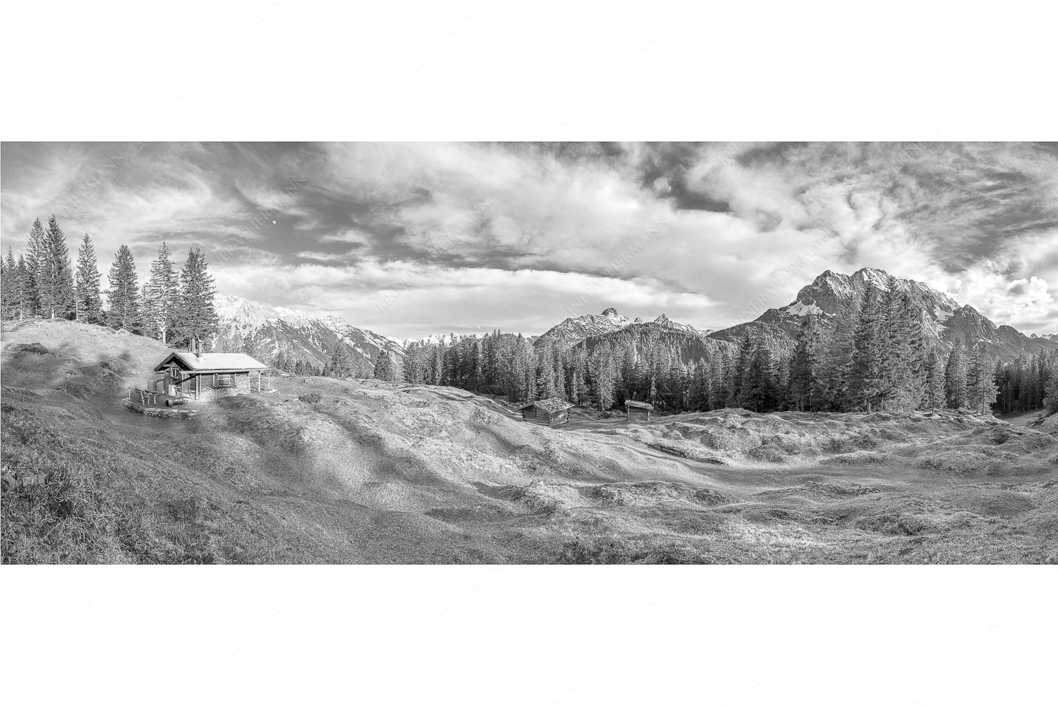 Blick über Buckelwiesen zu den Arnspitzen und zum Wetterstein - Idylischer Ausblick - Seitenverhältnis 2,5:1 - Hütte mit Buckelwiesen - weitere Infos unter https://www.kriner-weiermann.de