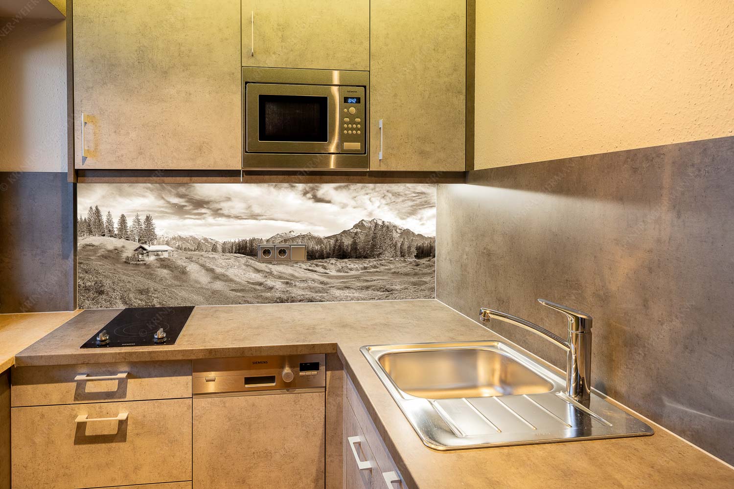 Idylischer Ausblick – Größe ca. 150x60cm, Seitenverhältnis 2,5:1 — Hütte mit Buckelwiesen Blick über Buckelwiesen zu den Arnspitzen und zum Wetterstein - Idylischer Ausblick - Größe ca. 150x60cm, Seitenverhältnis 2,5:1 - Hütte mit Buckelwiesen - weitere Infos unter https://www.kriner-weiermann.de