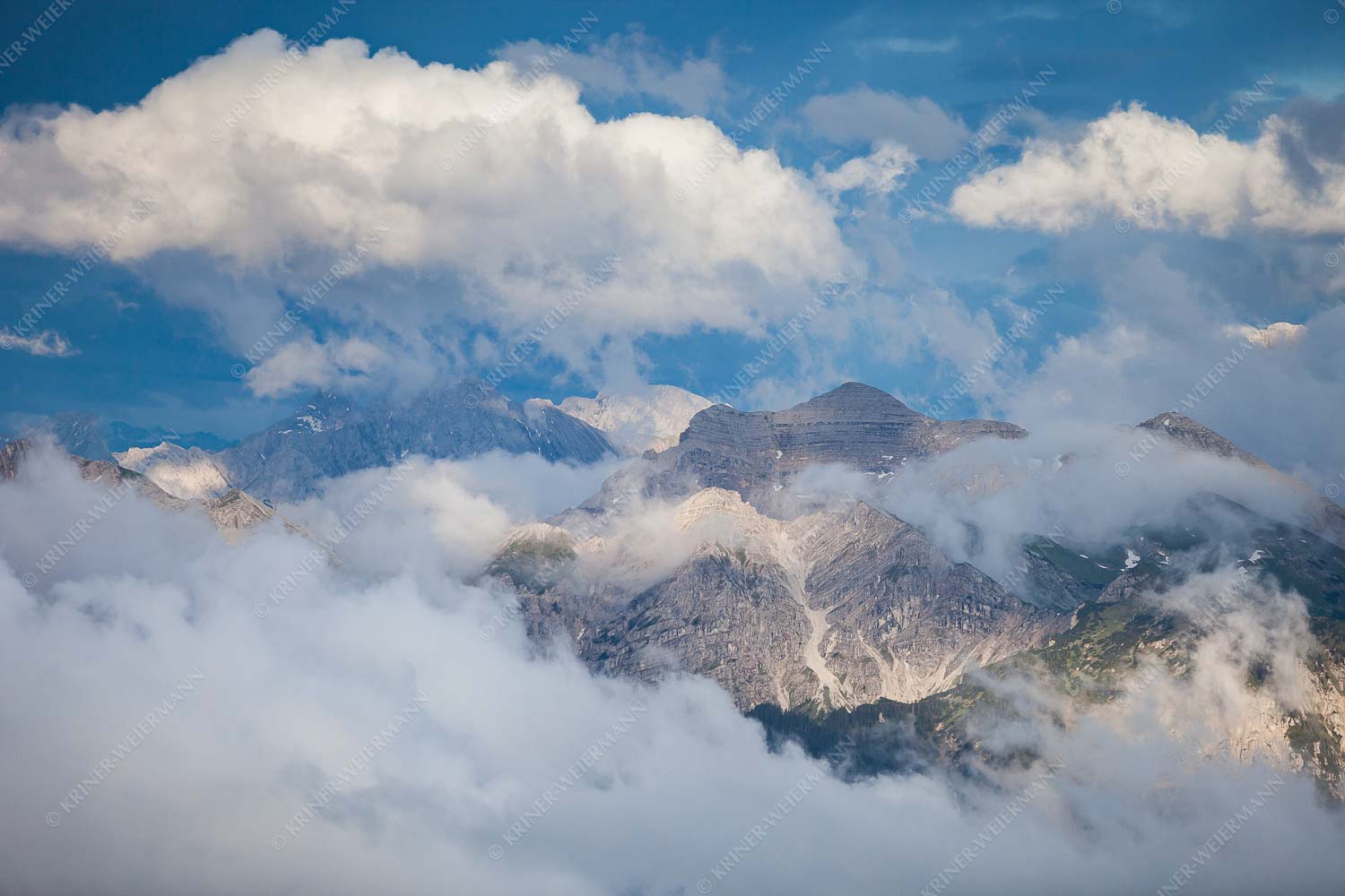 Blick vom Estergebirge hinüber zum Soierngebirge - Ihre Majestät - Seitenverhältnis 3:2 - Wolkenstimmung mit Soiernspitze - weitere Infos unter https://www.kriner-weiermann.de
