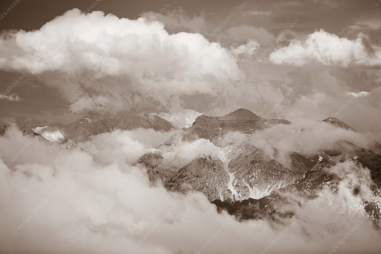 Blick vom Estergebirge hinüber zum Soierngebirge - Ihre Majestät - Seitenverhältnis 3:2 - Wolkenstimmung mit Soiernspitze - weitere Infos unter https://www.kriner-weiermann.de