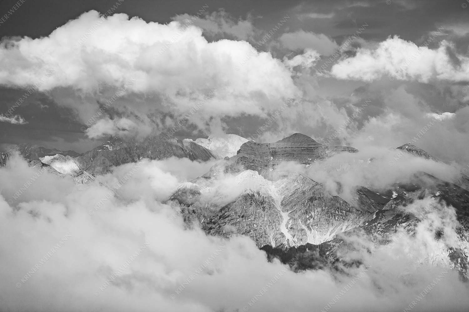Blick vom Estergebirge hinüber zum Soierngebirge - Ihre Majestät - Seitenverhältnis 3:2 - Wolkenstimmung mit Soiernspitze - weitere Infos unter https://www.kriner-weiermann.de
