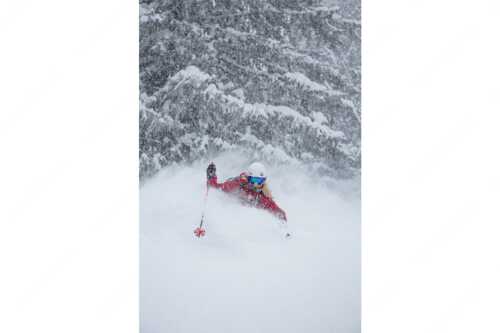 Skifahren bei reichlich Neuschnee - Im Element - Seitenverhältnis 2:3 - Freeride Skifahren - weitere Infos unter https://www.kriner-weiermann.de
