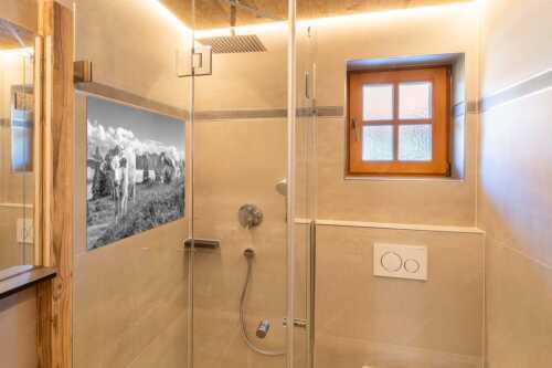 Jungvieh auf der Wallgaueralm mit Karwendelgebirge - Immer mit der Ruhe - Größe ca. 120x80cm, Seitenverhältnis 3:2 - Junge Rinder bei Wallgaueralm - weitere Infos unter https://www.kriner-weiermann.de