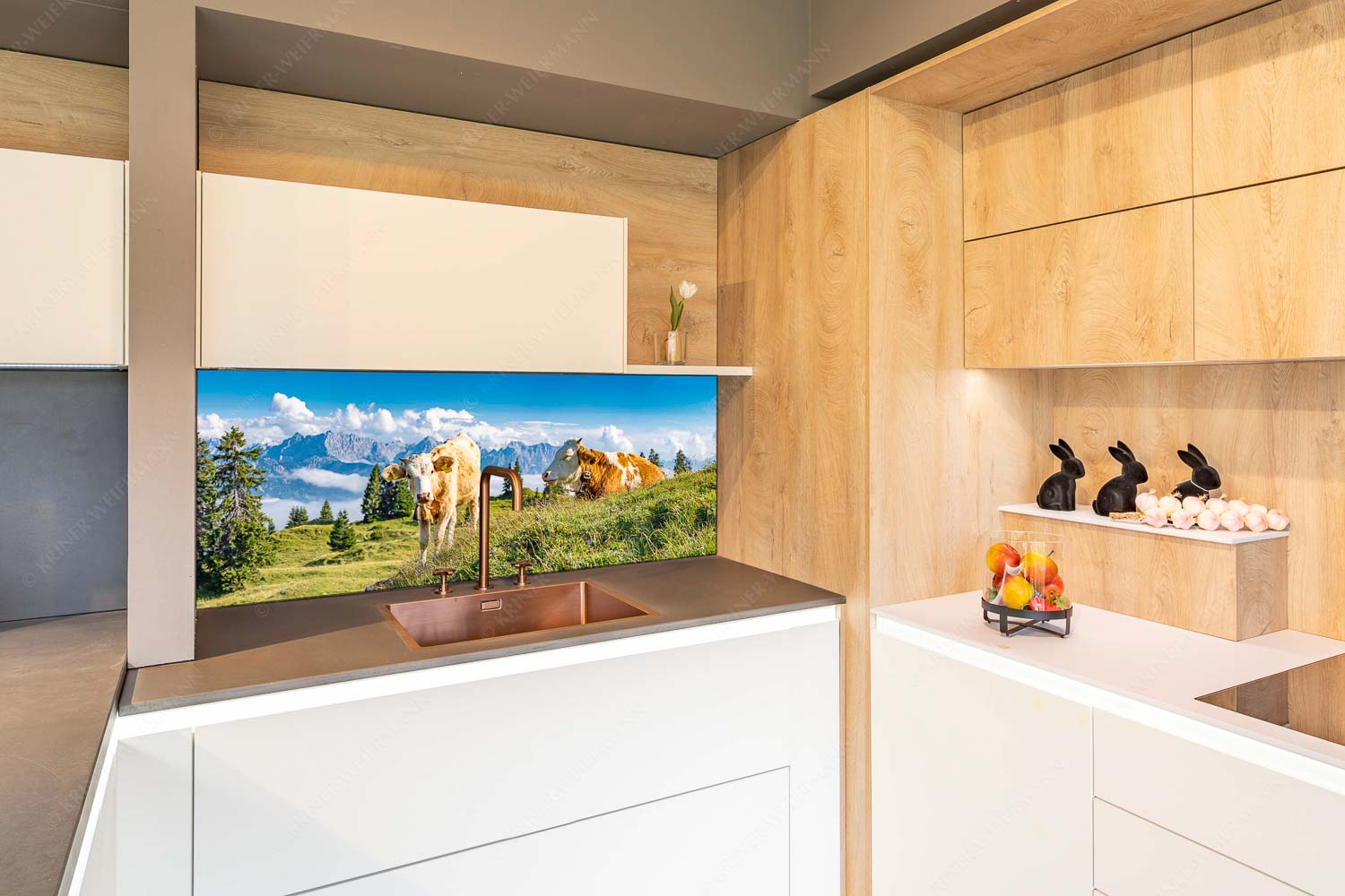 Jungvieh auf der Wallgaueralm mit Karwendelgebirge - Immer mit der Ruhe - Größe ca. 150x60cm, Seitenverhältnis 2,5:1 - Junge Rinder bei Wallgaueralm - weitere Infos unter https://www.kriner-weiermann.de