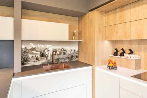 Jungvieh auf der Wallgaueralm mit Karwendelgebirge - Immer mit der Ruhe - Größe ca. 150x60cm, Seitenverhältnis 2,5:1 - Junge Rinder bei Wallgaueralm - weitere Infos unter https://www.kriner-weiermann.de