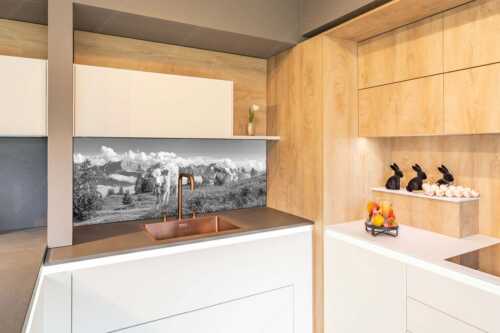 Jungvieh auf der Wallgaueralm mit Karwendelgebirge - Immer mit der Ruhe - Größe ca. 150x60cm, Seitenverhältnis 2,5:1 - Junge Rinder bei Wallgaueralm - weitere Infos unter https://www.kriner-weiermann.de