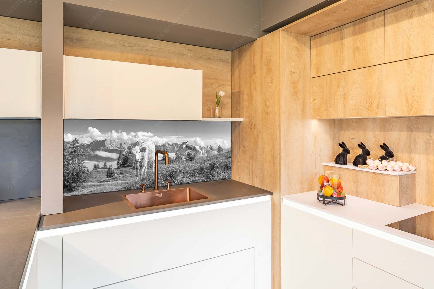 Jungvieh auf der Wallgaueralm mit Karwendelgebirge - Immer mit der Ruhe - Größe ca. 150x60cm, Seitenverhältnis 2,5:1 - Junge Rinder bei Wallgaueralm - weitere Infos unter https://www.kriner-weiermann.de