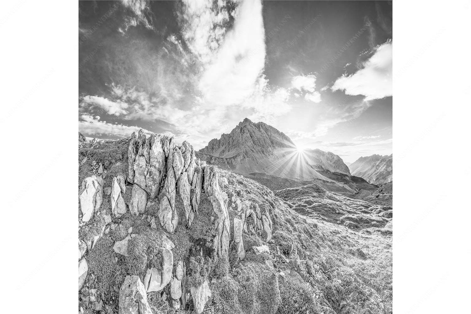 Sonnenuntergang hinter Rumerspitze im Karwendel - In der Pfeis - Seitenverhältnis 1:1 - Rumerspitze im Karwendel - weitere Infos unter https://www.kriner-weiermann.de