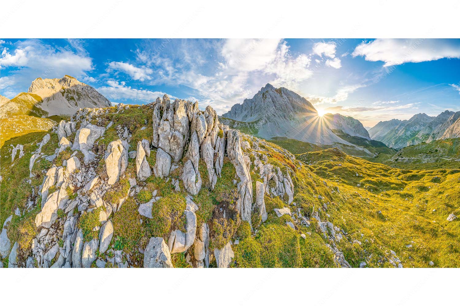 In der Pfeis – Seitenverhältnis 2:1 — Rumerspitze im Karwendel Sonnenuntergang hinter Rumerspitze im Karwendel