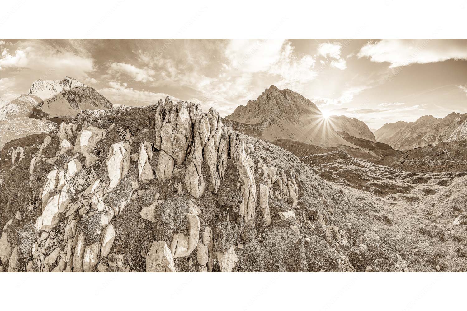 In der Pfeis – Seitenverhältnis 2:1 — Rumerspitze im Karwendel Sonnenuntergang hinter Rumerspitze im Karwendel