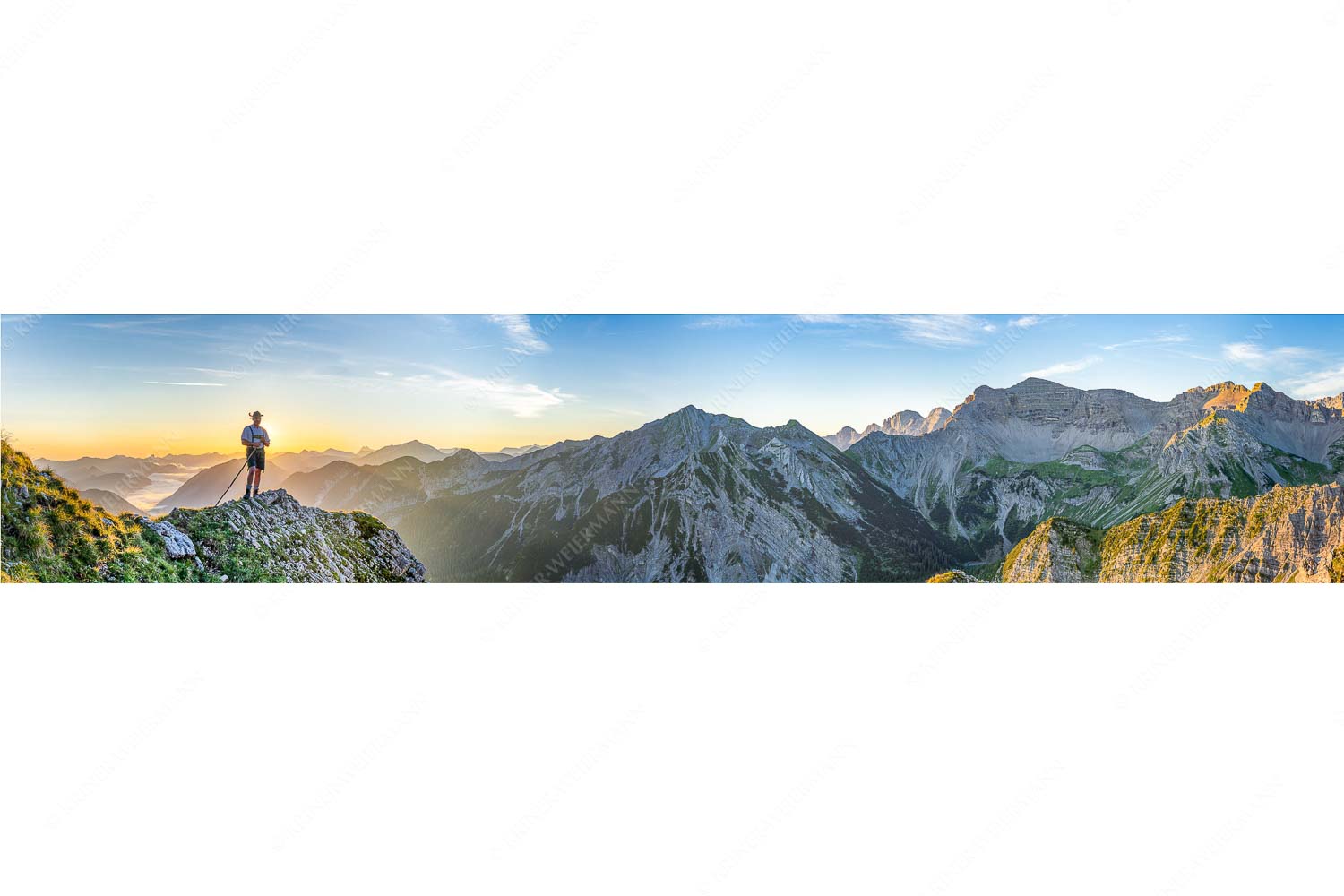 In seiner Hoamat – Seitenverhältnis 5:1 — Historischer Bergsteiger im Soiern Traditioneller Bergsteiger unterwegs im Karwendel- Soierngebirge
