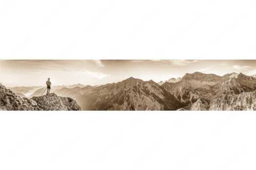 Traditioneller Bergsteiger unterwegs im Karwendel- Soierngebirge - In seiner Hoamat - Seitenverhältnis 5:1 - Historischer Bergsteiger im Soiern - weitere Infos unter https://www.kriner-weiermann.de