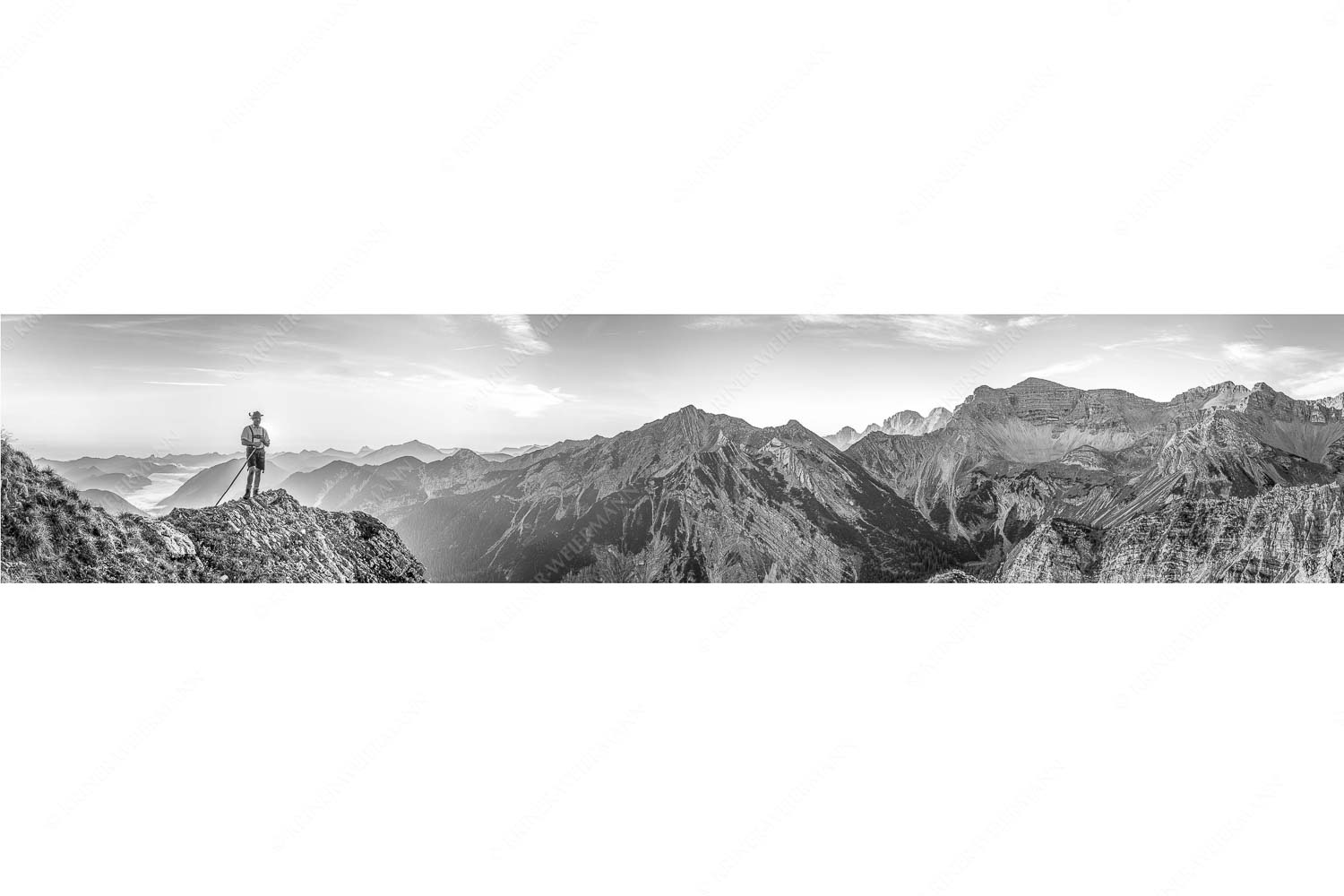 In seiner Hoamat – Seitenverhältnis 5:1 — Historischer Bergsteiger im Soiern Traditioneller Bergsteiger unterwegs im Karwendel- Soierngebirge