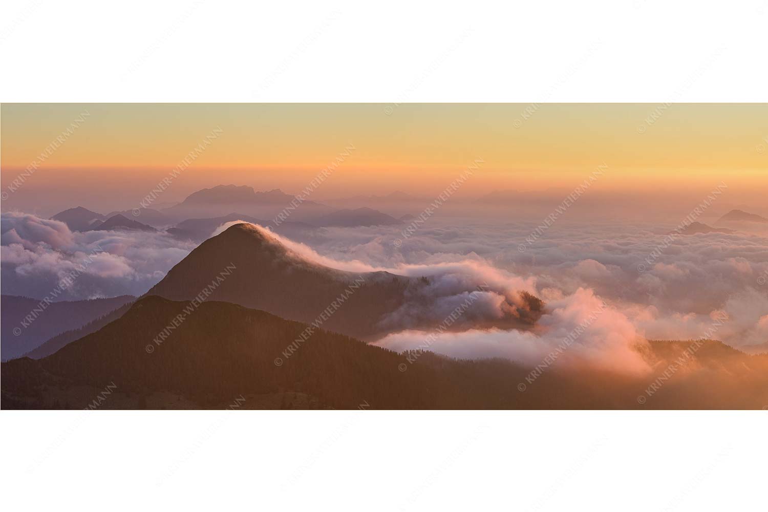 Nebelreissen am Simetsberg mit Benediktenwand im Hintergrund - In Watte gepackt - Seitenverhältnis 2,5:1 - Morgenstimmung am Simetsberg - weitere Infos unter https://www.kriner-weiermann.de