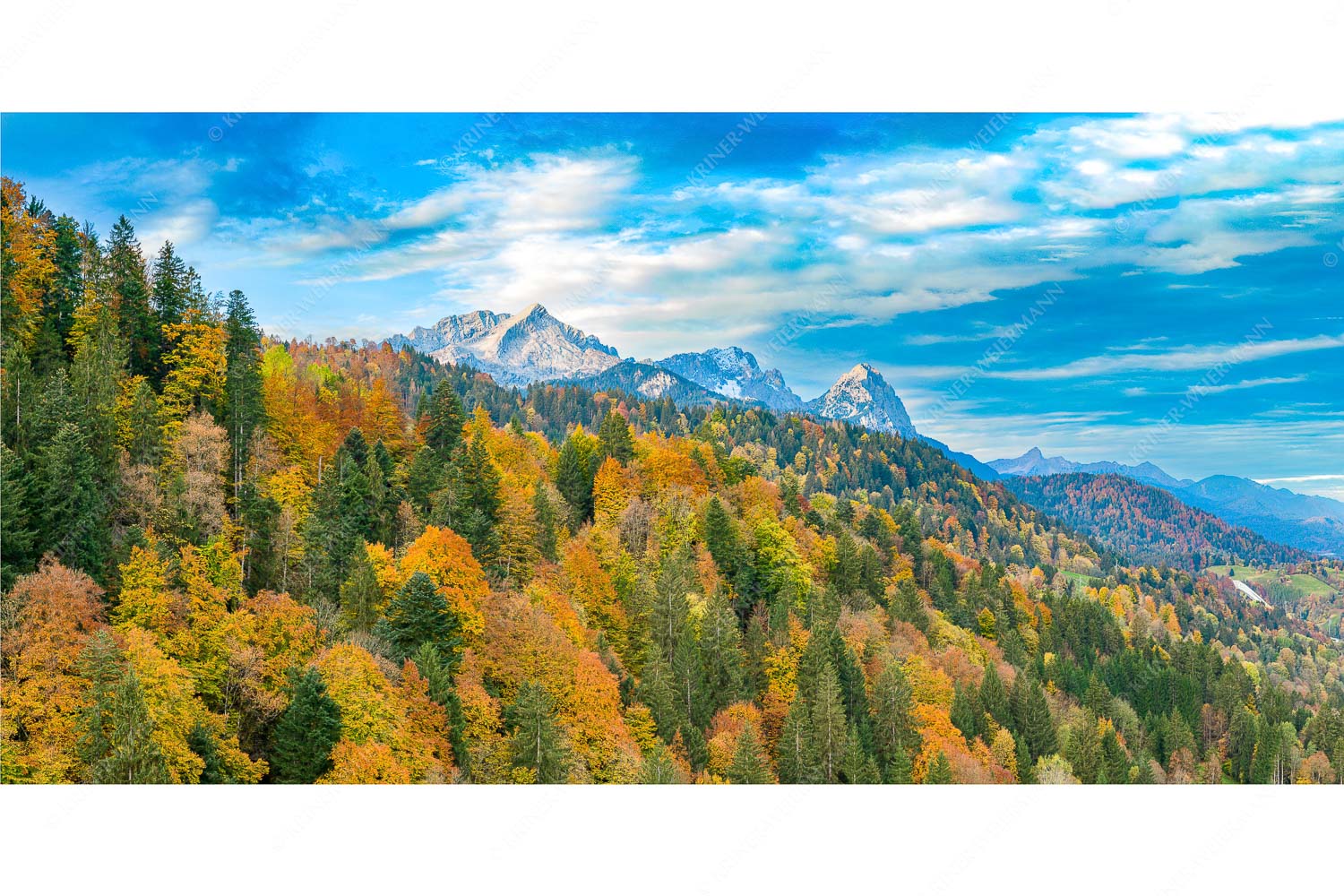 Indian Summer Dahoam – Seitenverhältnis 2:1 — Herbstfärbung mit Alpspitze Zugspitze und Waxenstein Blick über Herbstwald zum Zugspitzmassiv im Wettersteingebirge