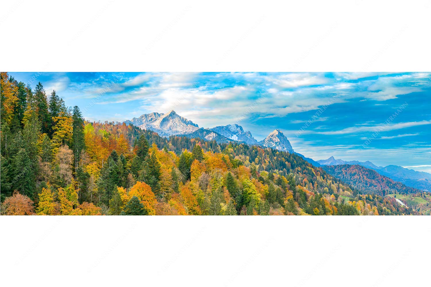 Indian Summer Dahoam – Seitenverhältnis 3:1 — Herbstfärbung mit Alpspitze Zugspitze und Waxenstein Blick über Herbstwald zum Zugspitzmassiv im Wettersteingebirge