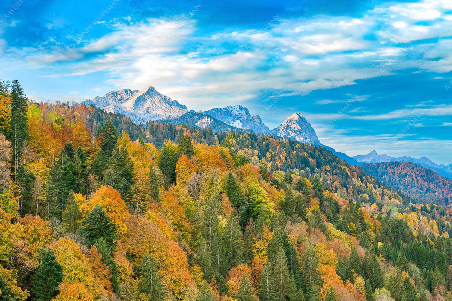 Indian Summer Dahoam – Seitenverhältnis 3:2 — Herbstfärbung mit Alpspitze Zugspitze und Waxenstein Blick über Herbstwald zum Zugspitzmassiv im Wettersteingebirge