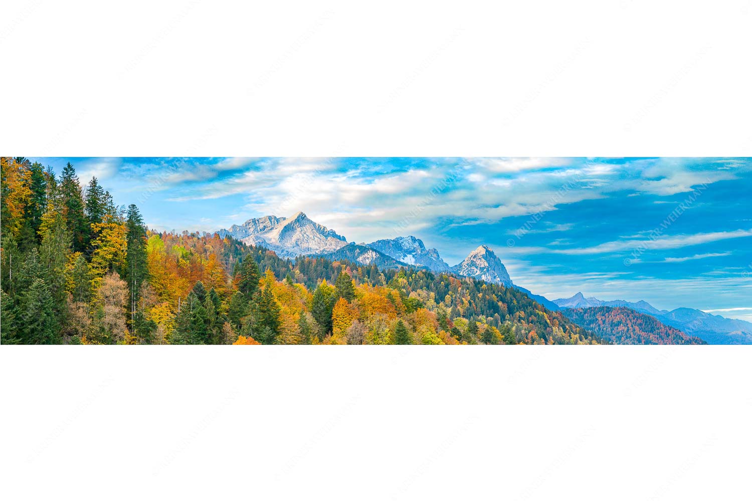 Blick über Herbstwald zum Zugspitzmassiv im Wettersteingebirge