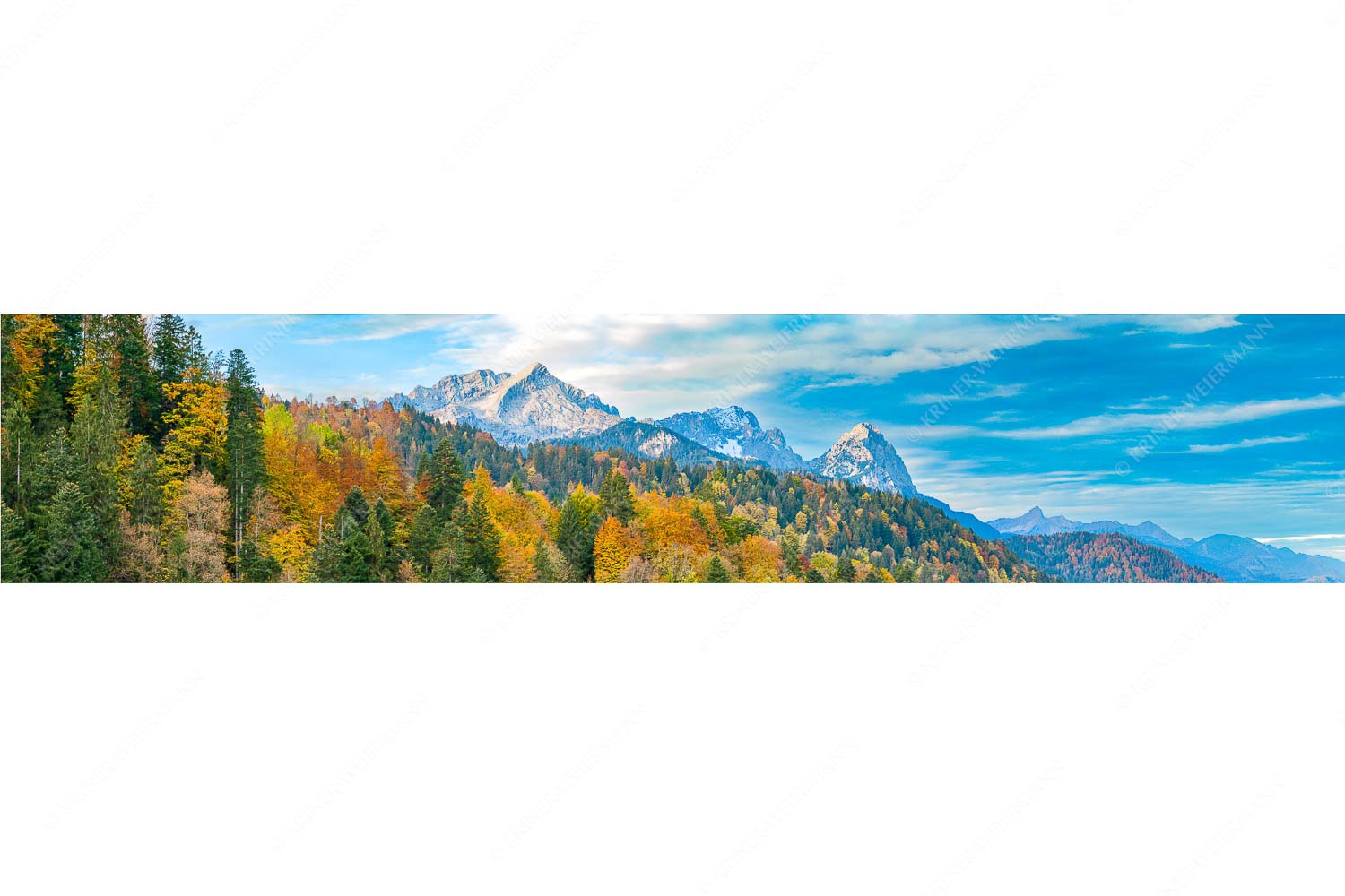 Indian Summer Dahoam – Seitenverhältnis 5:1 — Herbstfärbung mit Alpspitze Zugspitze und Waxenstein Blick über Herbstwald zum Zugspitzmassiv im Wettersteingebirge