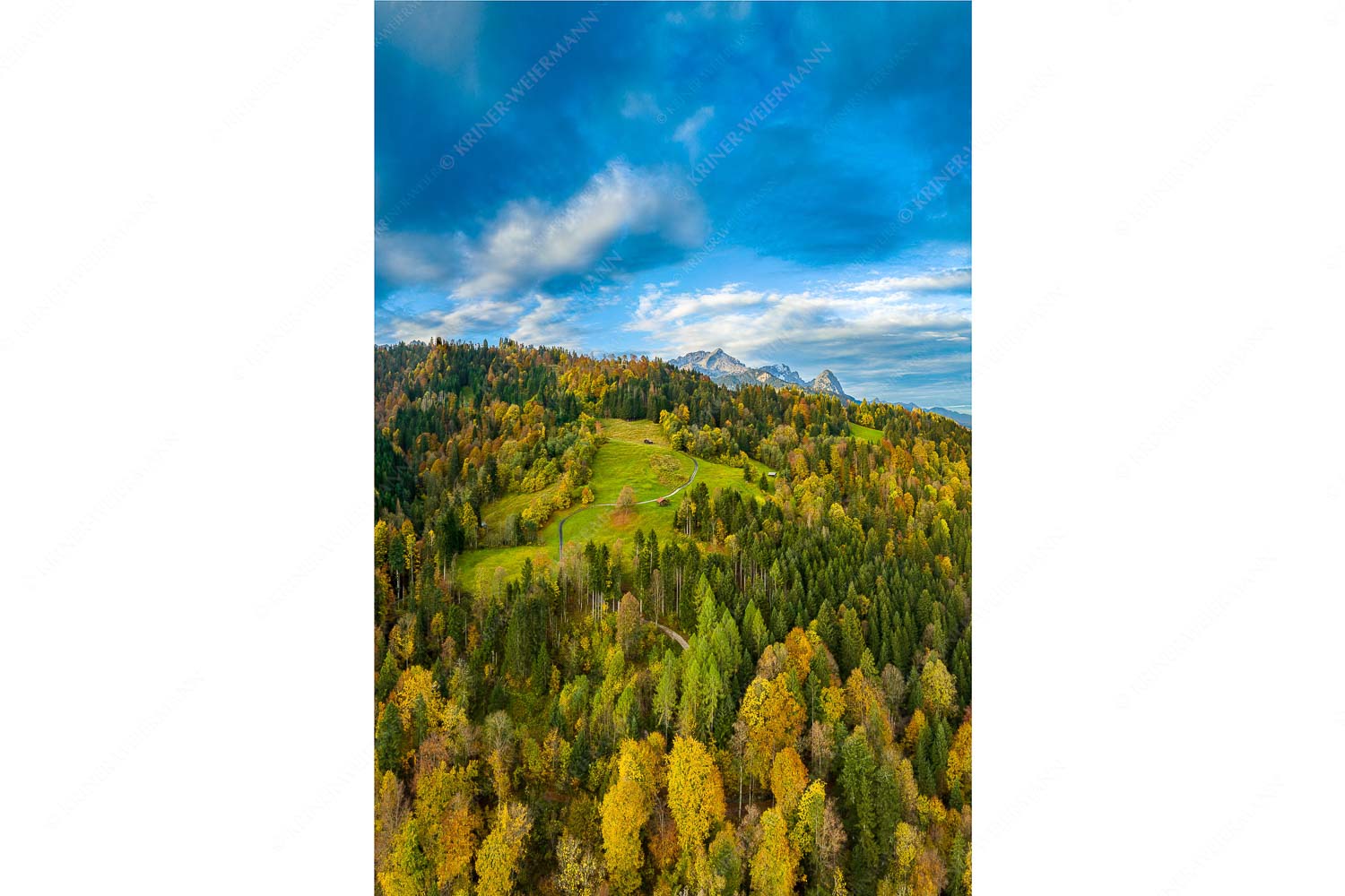 Indian Summer Dahoam II – Seitenverhältnis 2:3 — Herbstfarben am Wamberg mit Wetterstein Blick über Herbstwald zum Zugspitzmassiv im Wettertsteingebirge