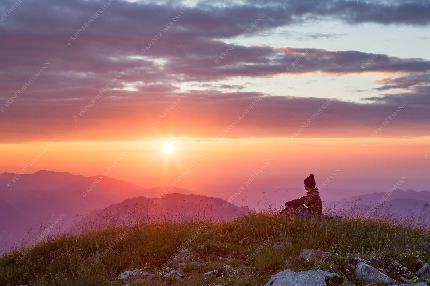 Innehalten – Seitenverhältnis 3:2 — Sonnenuntergang im Estergebirge Die letzten Sonnenstrahlen genießen auf den Gipfeln des Estergebirges