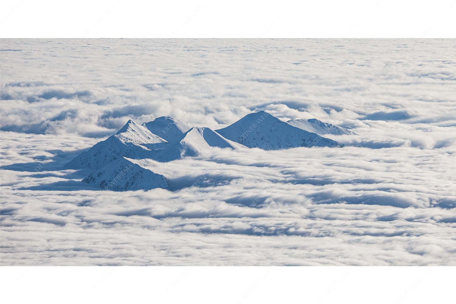 Inselwelten – Seitenverhältnis 2:1 — Estergebirge im Nebelmeer Der Blick von der Zugspitze hinüber zu den verschneiten Gipfeln des Estergebirges