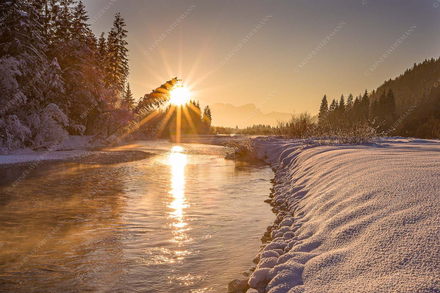 Isarreggae – Seitenverhältnis 3:2 — Isar im Sonnenuntergang Sonnenuntergang an der Isar mit Zugspitze im Hintergrund