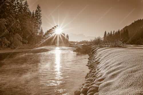Sonnenuntergang an der Isar mit Zugspitze im Hintergrund - Isarreggae - Seitenverhältnis 3:2 - Isar im Sonnenuntergang - weitere Infos unter https://www.kriner-weiermann.de