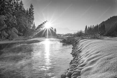 Sonnenuntergang an der Isar mit Zugspitze im Hintergrund - Isarreggae - Seitenverhältnis 3:2 - Isar im Sonnenuntergang - weitere Infos unter https://www.kriner-weiermann.de