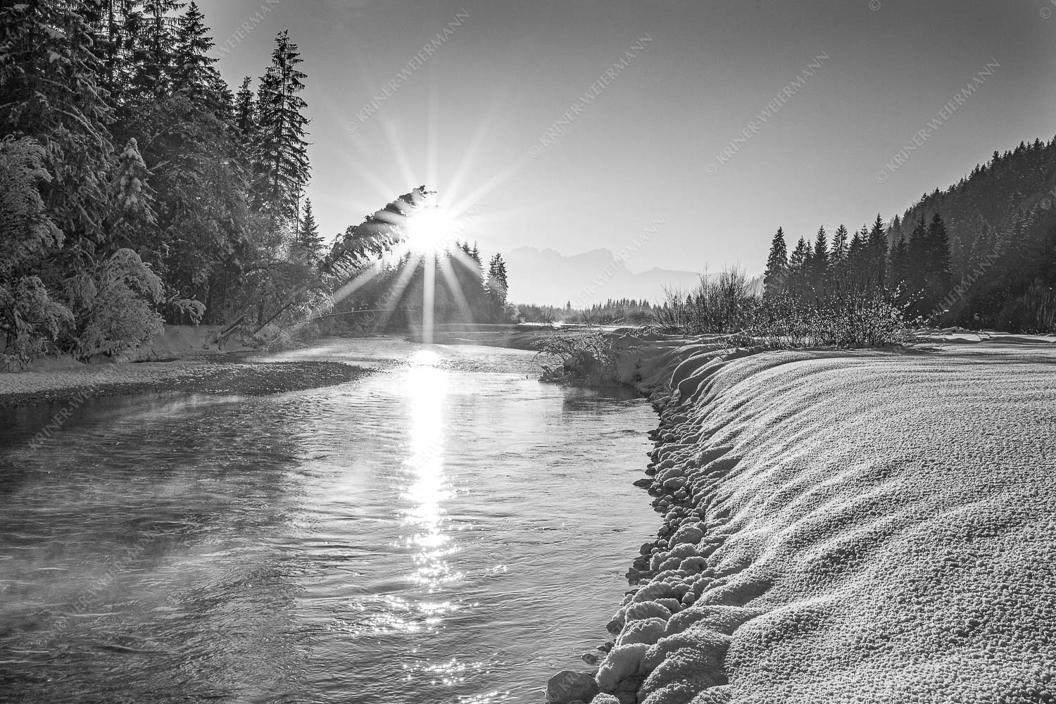 Isarreggae – Seitenverhältnis 3:2 — Isar im Sonnenuntergang Sonnenuntergang an der Isar mit Zugspitze im Hintergrund