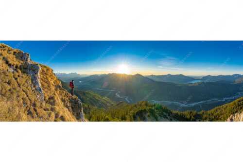 Blick übers Isartal und Walchensee in den Sonnenuntergang - Isartal und Walchensee - Seitenverhältnis 3:1 - Bergsteiger blickt ins Obere Isartal - weitere Infos unter https://www.kriner-weiermann.de
