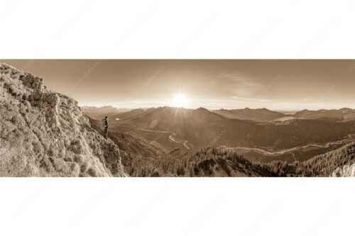 Blick übers Isartal und Walchensee in den Sonnenuntergang - Isartal und Walchensee - Seitenverhältnis 3:1 - Bergsteiger blickt ins Obere Isartal - weitere Infos unter https://www.kriner-weiermann.de
