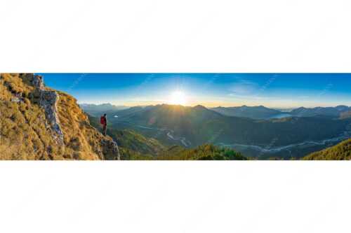 Blick übers Isartal und Walchensee in den Sonnenuntergang - Isartal und Walchensee - Seitenverhältnis 4:1 - Bergsteiger blickt ins Obere Isartal - weitere Infos unter https://www.kriner-weiermann.de