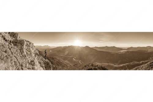Blick übers Isartal und Walchensee in den Sonnenuntergang - Isartal und Walchensee - Seitenverhältnis 4:1 - Bergsteiger blickt ins Obere Isartal - weitere Infos unter https://www.kriner-weiermann.de