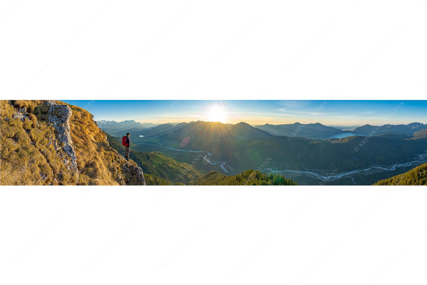 Isartal und Walchensee – Seitenverhältnis 5:1 — Bergsteiger blickt ins Obere Isartal Blick übers Isartal und Walchensee in den Sonnenuntergang