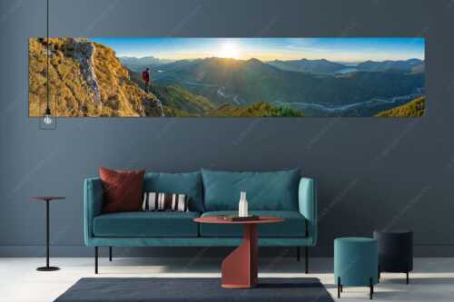 Blick übers Isartal und Walchensee in den Sonnenuntergang - Isartal und Walchensee - Größe ca. 350x70cm, Seitenverhältnis 5:1 - Bergsteiger blickt ins Obere Isartal - weitere Infos unter https://www.kriner-weiermann.de